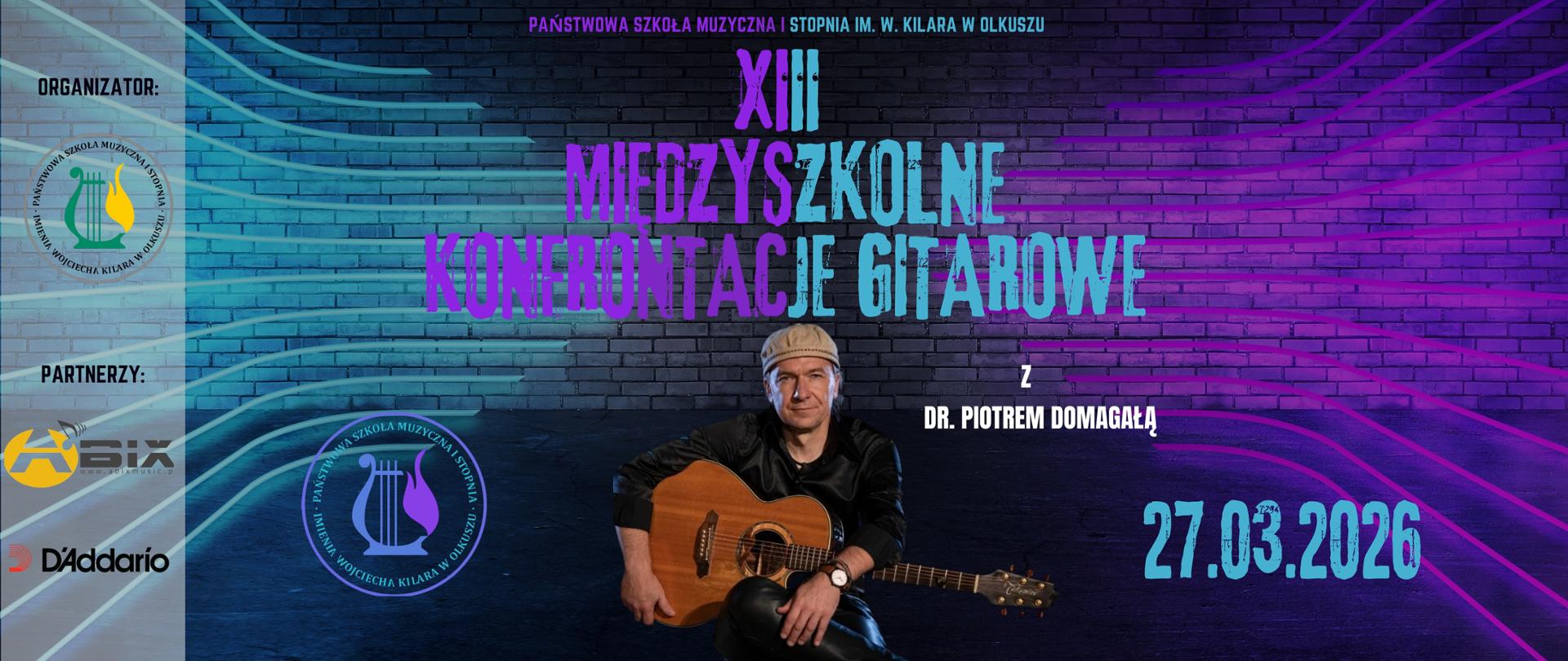 fioletowo niebieskie napisy, mur zdjęcie Piotra Domagały na środku