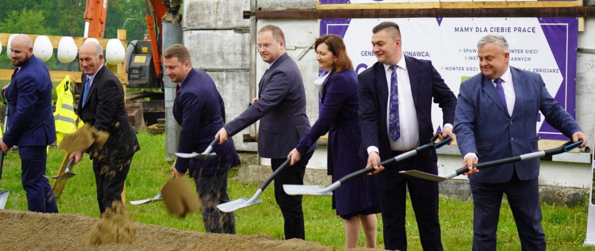 Uczestnicy uroczystości z okazji rozpoczęcia budowy oczyszczalni ścieków w Bachórzu 
