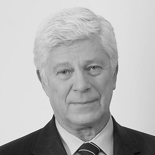 Stefan Meller czarno - biały portret mężczyzny, siwe włosy, ciemna marynarka w paski, ciemny krawat w paski, biała koszula w paski.