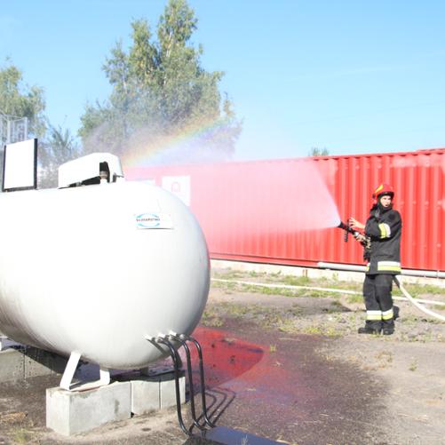 pojemnik polewany z węża strażackiego - ćwiczenia ukraińskich ratowników