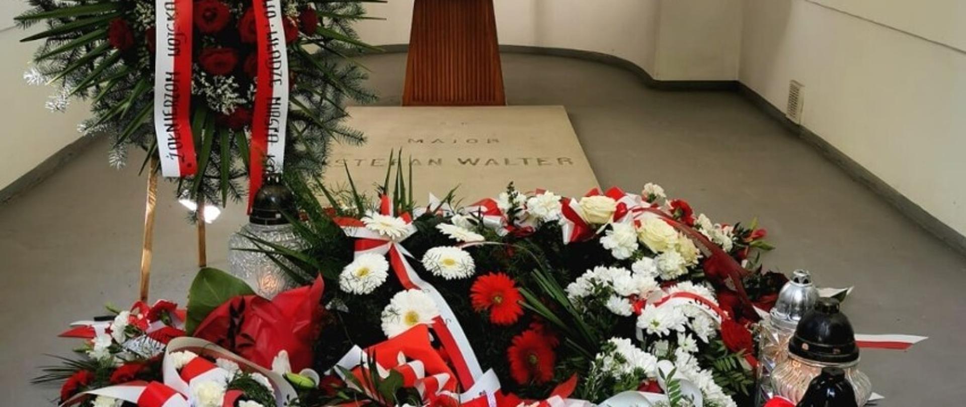 Znicze, kwiaty, płyta nagrobna