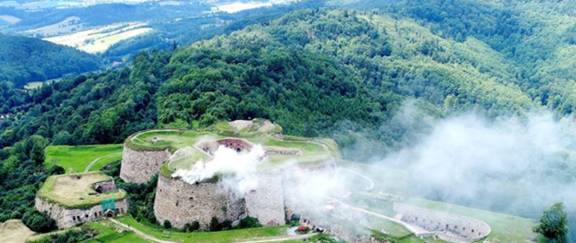 Nad zabytkową twierdzą w górach unosi się dym