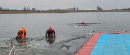 strażacy podczas ćwiczeń lodowych