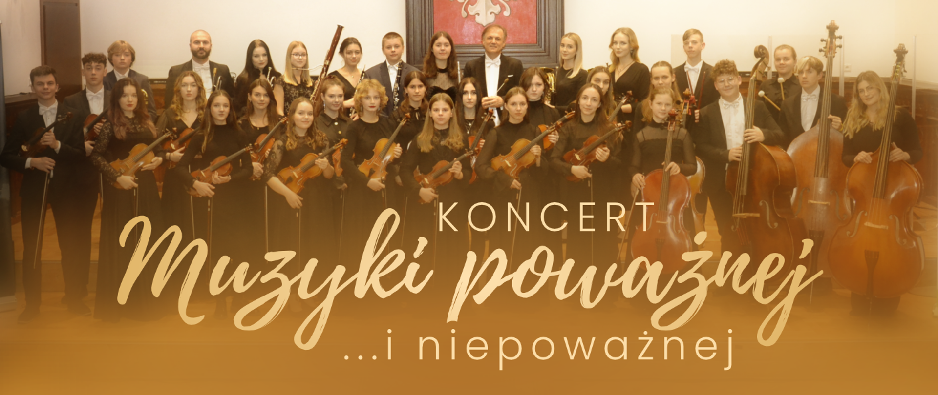 plakat utrzymany w złotych odcieniach, patrząc od góry logotypy PSM w Mielcu oraz stowarzyszenia SAKART, niżej zdjęcie orkiestry symfonicznej z herbem polski w tle wkomponowane w złoto-kremowe tło plakatu, niżej napis koncert muzyki poważnej i niepoważnej oraz informacje o wykonawcach, miejscu i dacie koncertu - 21 lutego 2023, godz. 18:00