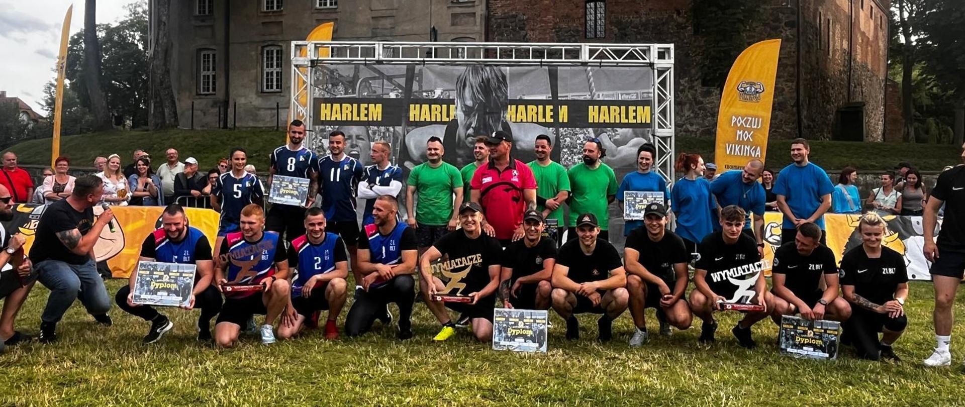 Zdjęcie przedstawia zwyciężką druzyne podczas turnieju wymiatacze z innymi uczestnikami