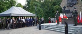 Żołnierze stoją przed pomnikiem