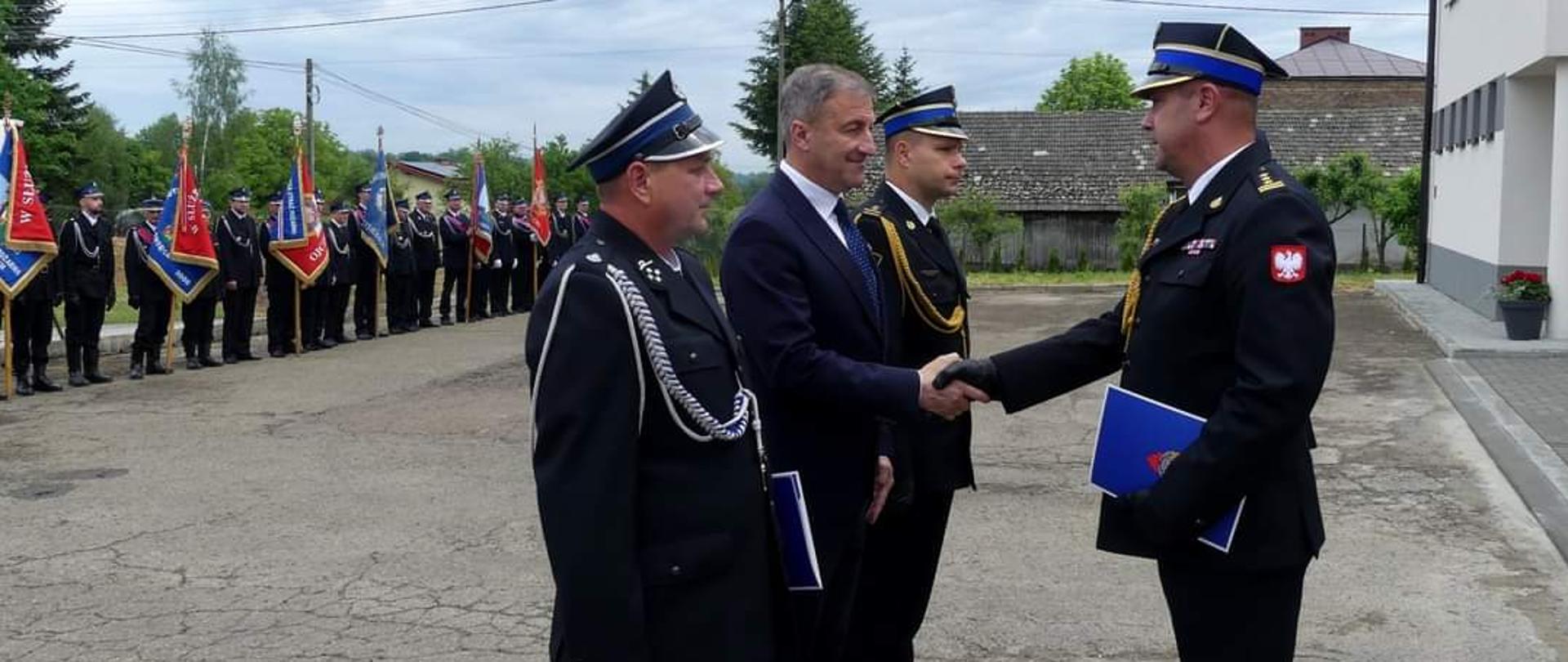 Starszy brygadier Janusz Jabłoński przekazuje decyzję o włączeniu jednostki Prezesowi Jednostki w Pustej Woli