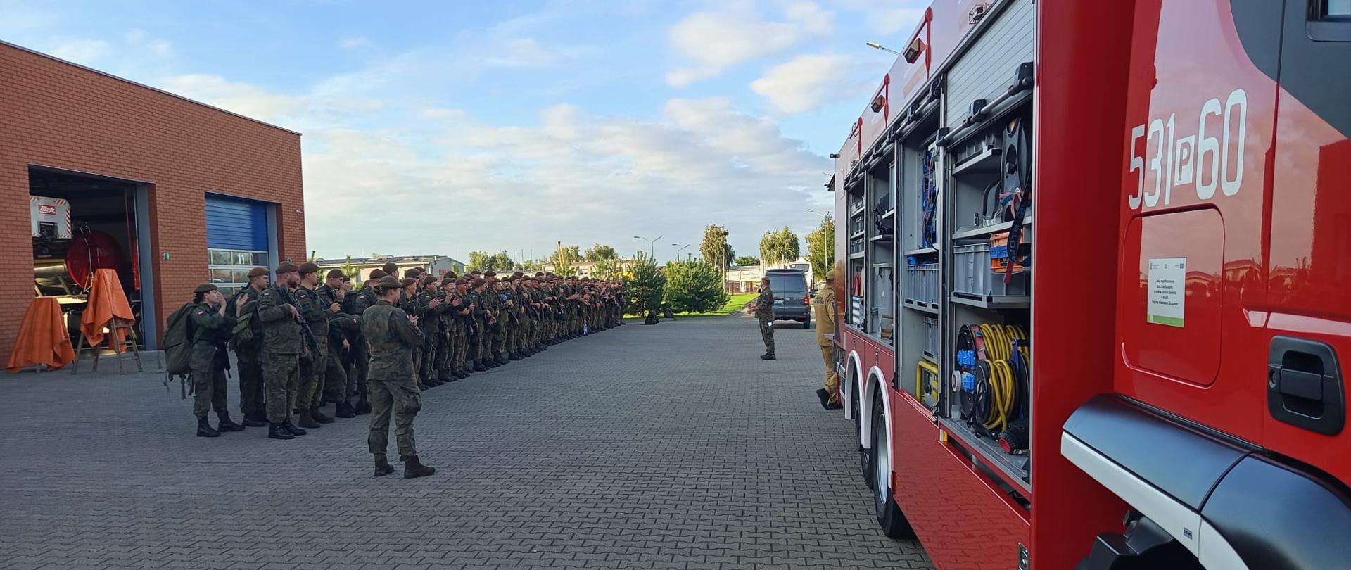 Zbiórka żołnierzy na placu.