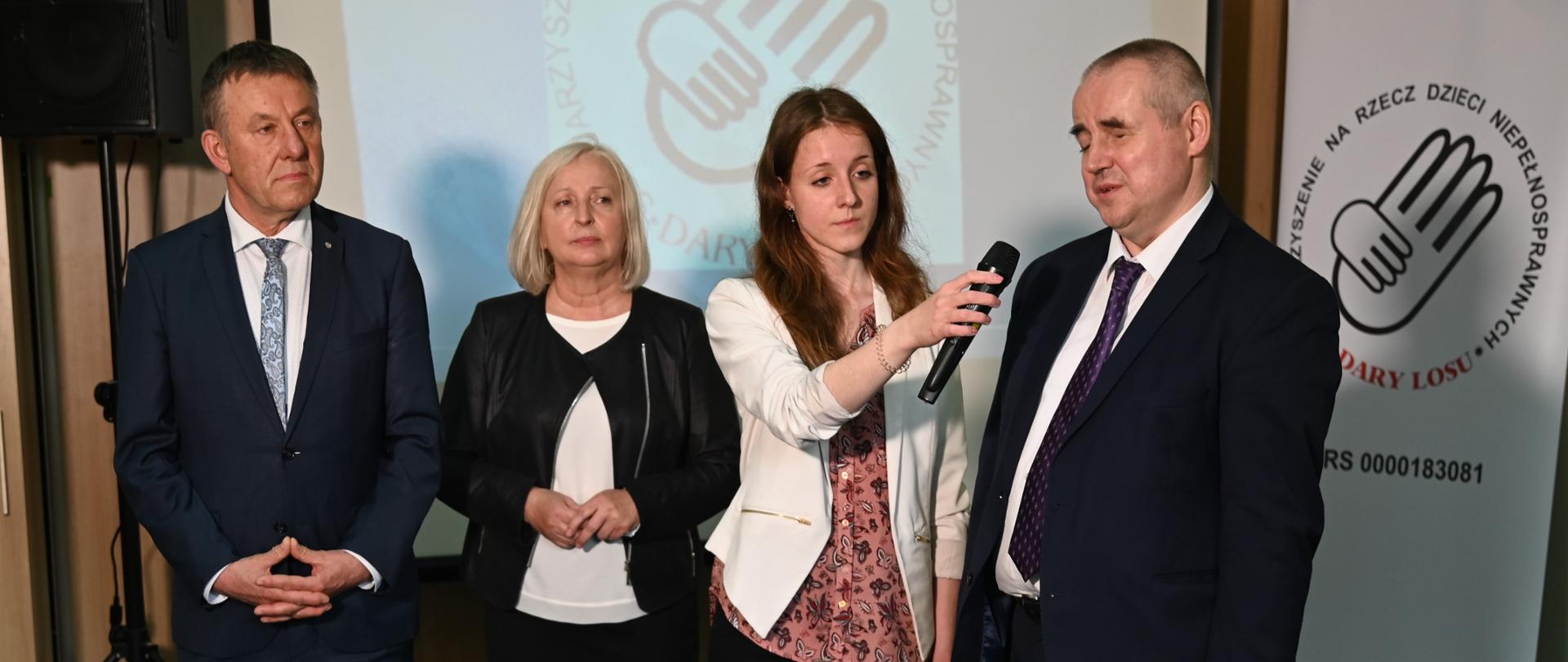 Sekretarz Stanu w Ministerstwie Rodziny i Polityki Społecznej, pełnomocnik Rządu do Spraw Osób Niepełnosprawnych Paweł Wdówik przemawia na konferencji w Sieradzu 