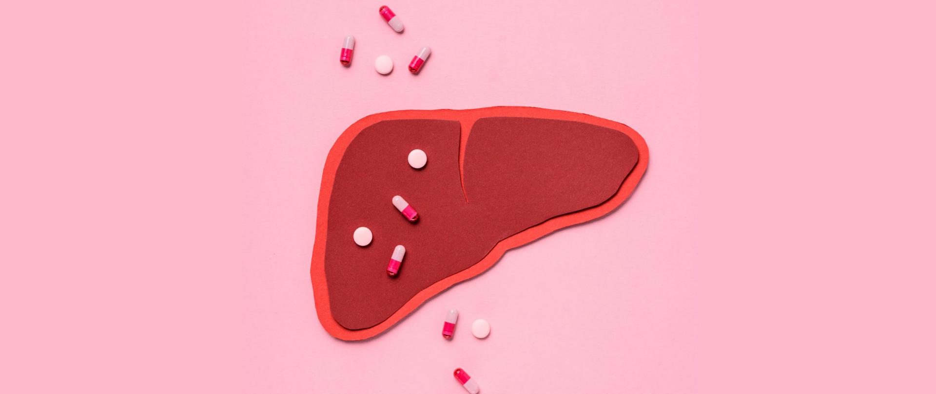Na zdjęciu jest wątroba i tabletki. Tło jest różowe.