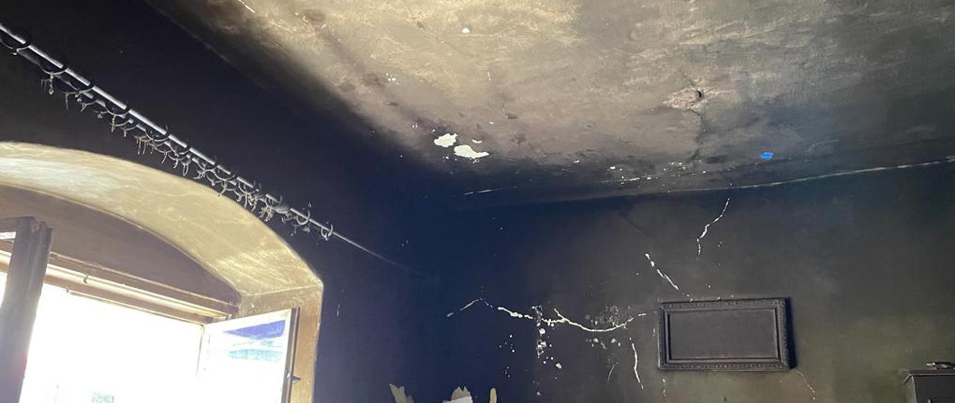 Widok pomieszczenia zniszczonego w wyniku pożaru. 