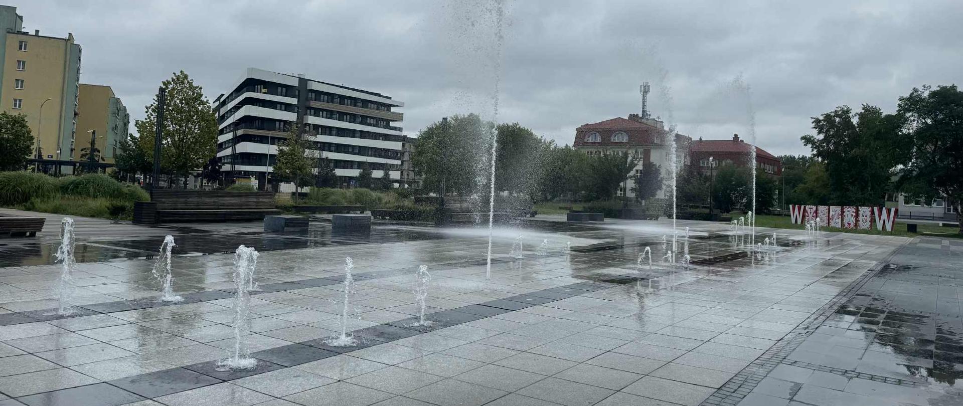 Fontanna na tle budynków wielopiętrowych