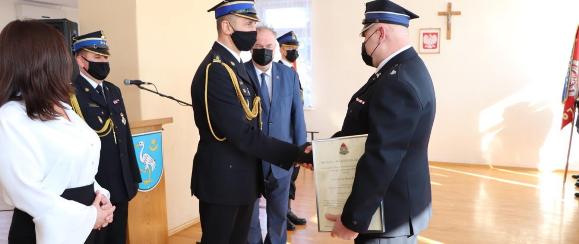 Wręczenie aktu włączenia jednostki OSP d krajowego systemu ratowniczo-gaśniczego. Na zdjęciu wicewojewoda podkarpacki Jolanta Sawicka, wicemarszałek województwa podkarpackiego Piotr Pilch, zastępca podkarpackiego komendanta wojewódzkiego PSP st. bryg. Daniel Dryniak, komendant miejski PSP w Przemyślu st. bryg. Bogusław Szczurko
