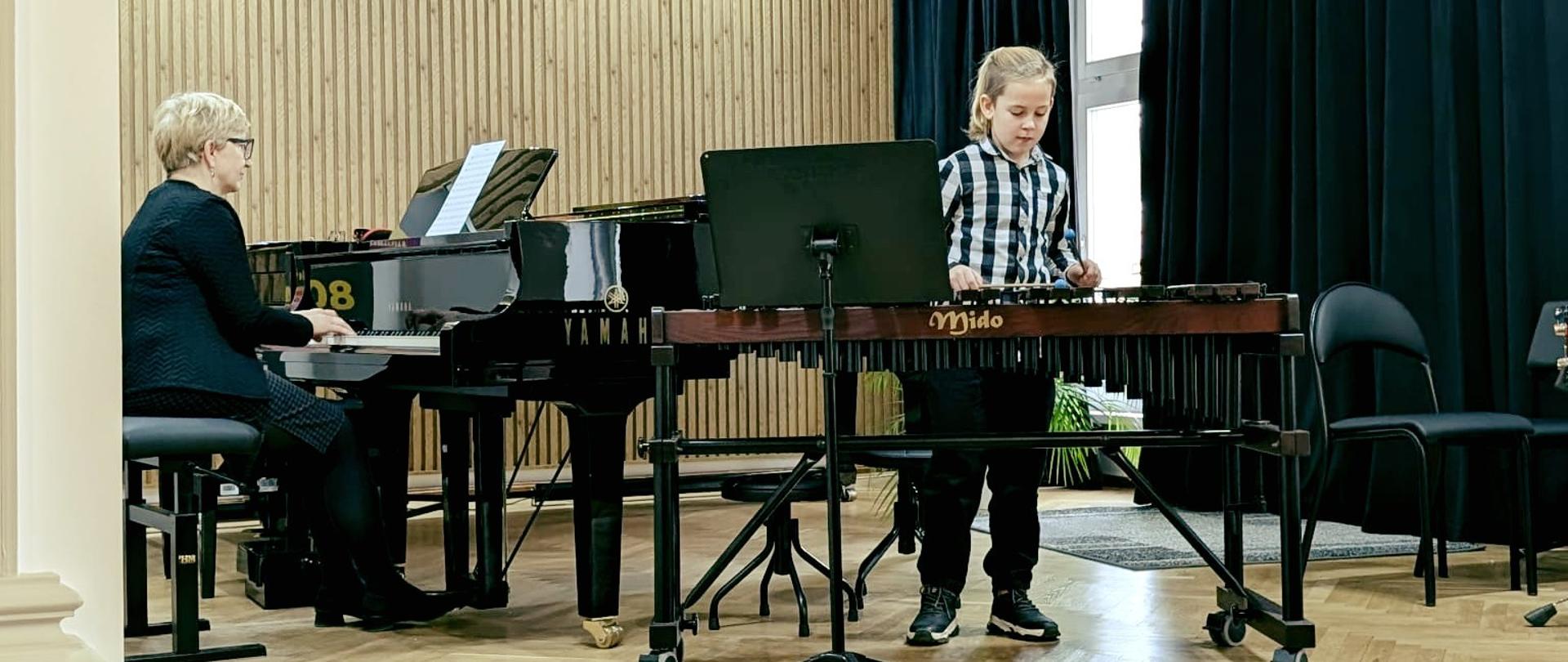 Galeria 16 zdjęć z audycji muzycznych z cyklu "Złota pięciolinia zaprasza" - 20.11.2025 - dzieci i nauczyciele grają na instrumentach