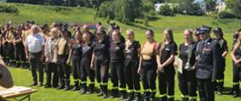 Wręczenie pucharu i nagród za II miejsce w kategorii kobiet. Drużyna OSP Bińcze z organizatorami i sponsorami.