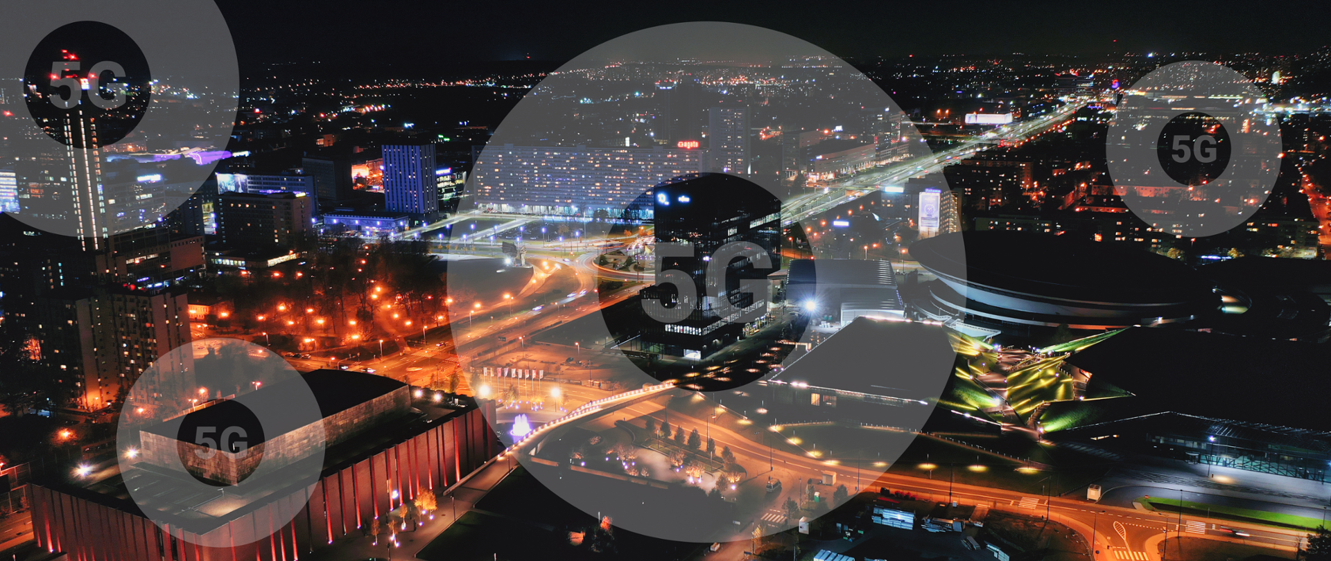 Obraz przedstawia nocny widok centrum Katowic, na który nałożone są cztery półprzezroczyste koła z napisem 5G w środku