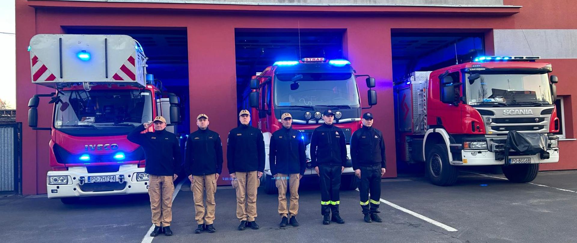 Strażacy oddający hołd zmarłemu ratownikowi PSP