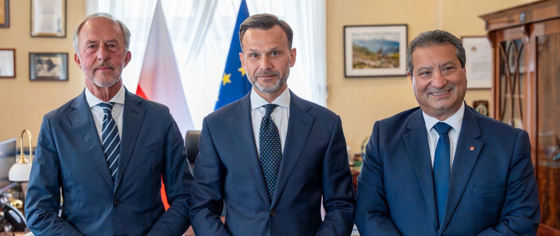 Ambasador Malty w Polsce - Gavin Gulia i konsul honorowy Malty w Białymstoku - Janusz Kazberuk złożyli wizytę wojewodzie podlaskiemu Jackowi Brzozowskiemu.