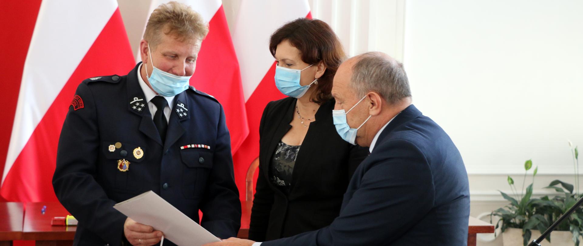 Przekazanie umów strażakom