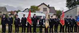 Na zdjęciu poczty sztandarowe na tle pojazdu pożarniczego które uświetniały uroczystość przekazania pojazdu pożarniczego. 