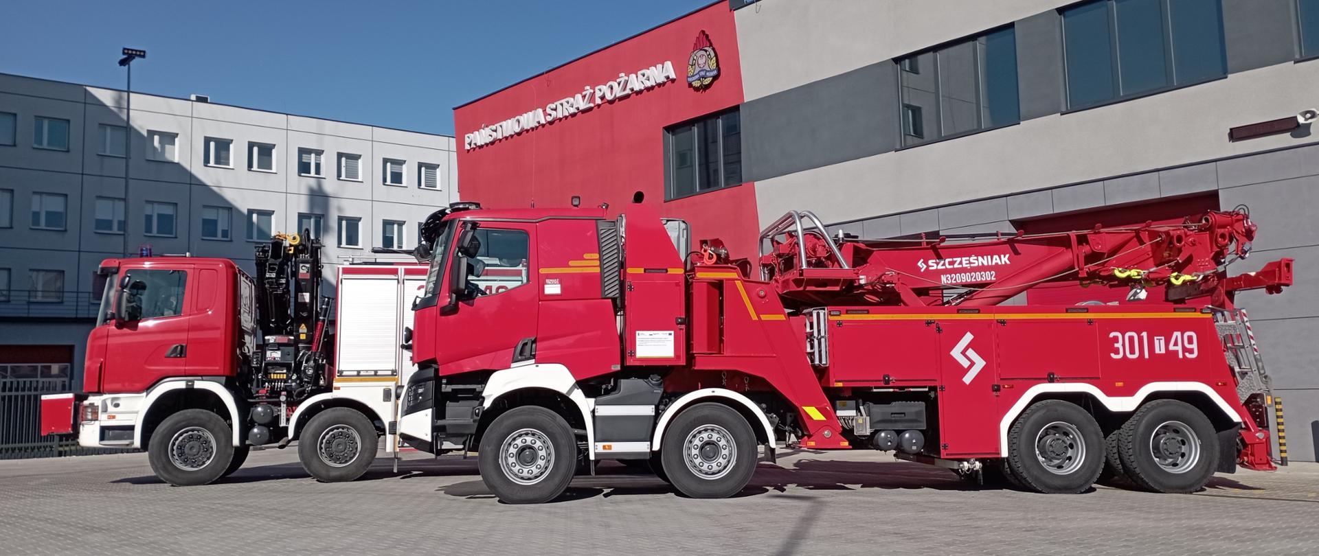 Na zdjęciu nowy ciężki samochód ratownictwa technicznego z rotatorem. Po lewej stronie pojazdu znajduje się poprzednik nowego auta Scania typ Mega City