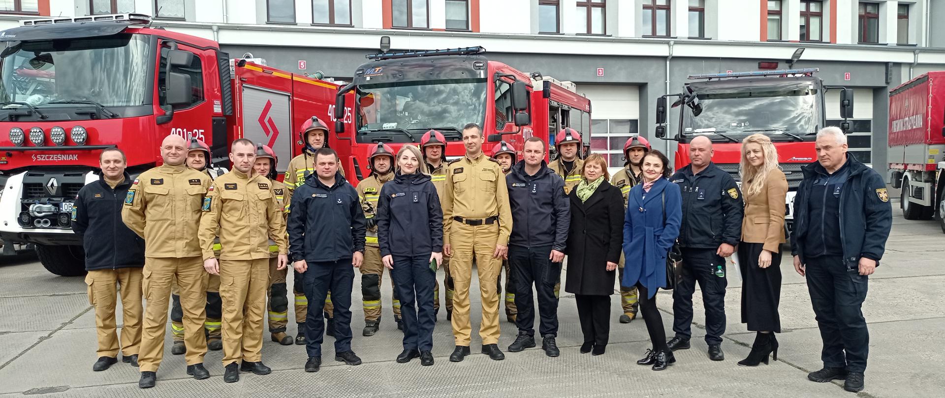 Wizyta delegacji ukraińskich strażaków z obwodu iwanofrankiwskiego na terenie powiatu brzeskiego - zdjęcie przedstawia delegację ukraińskich strażaków oraz funkcjonariuszy KP PSP Brzeg