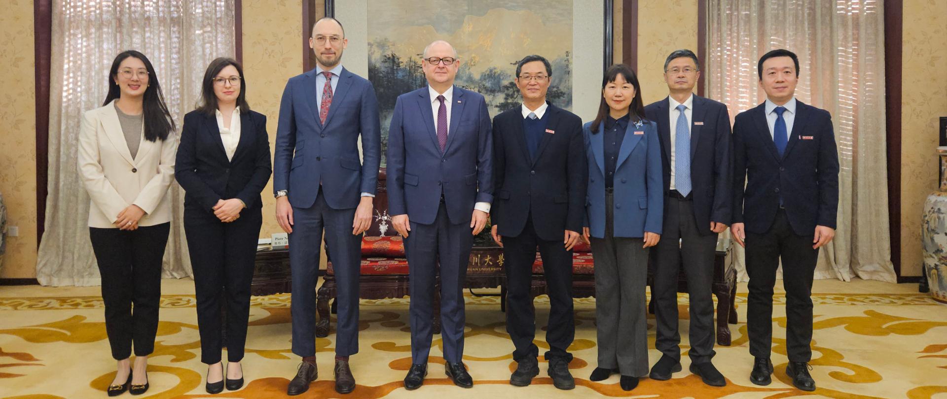 Wspólne zdjęcie Konsula RP w Kantonie z przedstawicielami Uniwersytetu Syczuańskiego podczas oficjalnego spotkania.