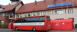 Krwiobus stojący przed Komendą Powiatową PSP w Pleszewie