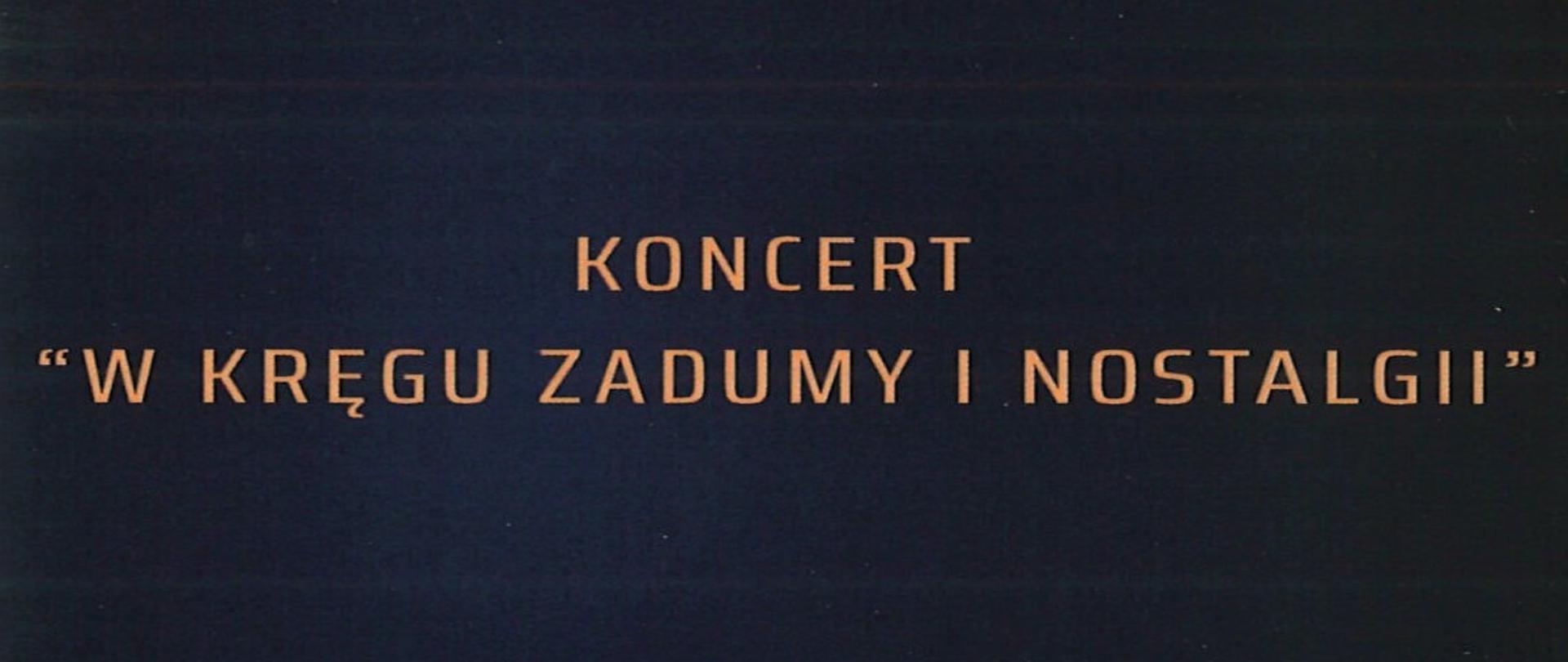 Plakat z wydarzeniem - Koncert "W kręgu zadumy i nostalgii", napisy znajdują się na czarny tle, w górnym prawym roku znajduje się logo Urzędu Miasta, po lewej stronie umieszczono datę i godzinę Koncertu, który organizowany jest w ramach Międzynarodowego Festiwalu Dębickie Korzenie Krzysztof Penderecki In Memorian 