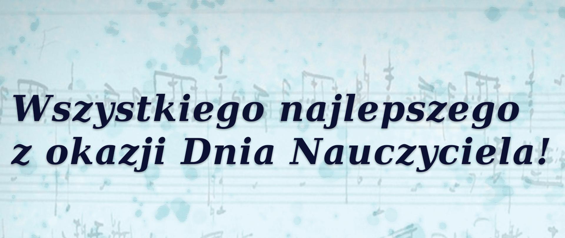 Plakat z życzeniami z okazji Dnia Nauczyciela na jasnoniebieskim tle ozdobionym nutami i pięcioliniami. Na środku znajduje się tekst podziękowań dla dyrekcji, nauczycieli, administracji i pracowników szkoły za ich pracę, zaangażowanie, troskę o rozwój uczniów oraz tworzenie przyjaznej przestrzeni do nauki. Na dole widnieje podpis „Uczniowie ZPSM w Żorach”, a w lewym dolnym rogu umieszczono ilustrację czerwonej róży z zielonymi liśćmi.