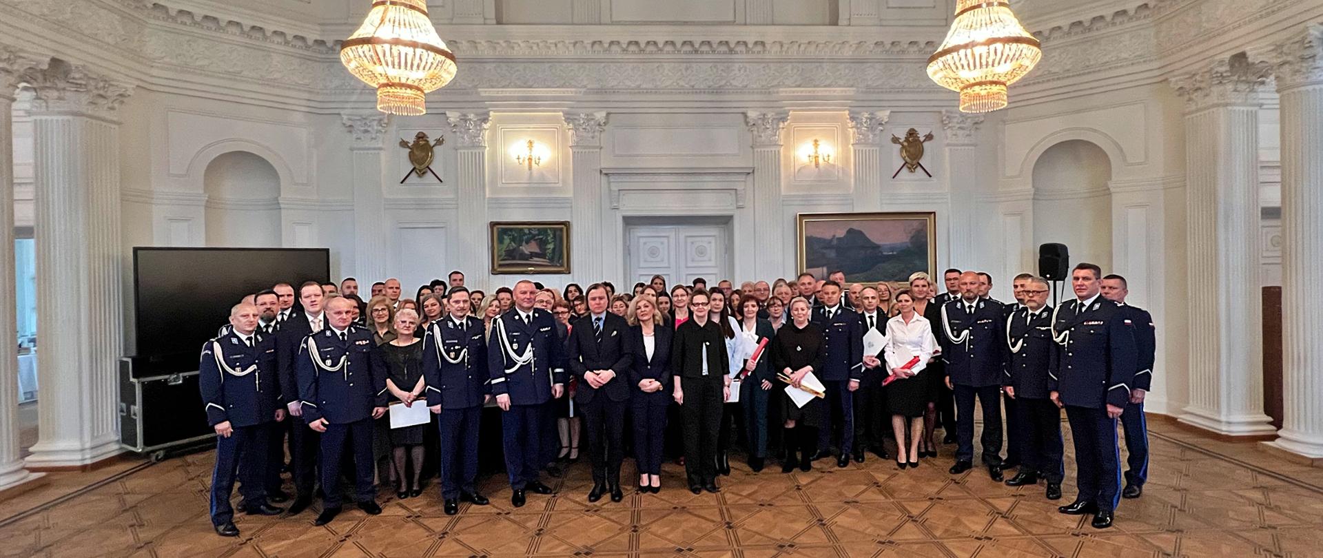 Na zdjęciu widać kobiety i mężczyzn