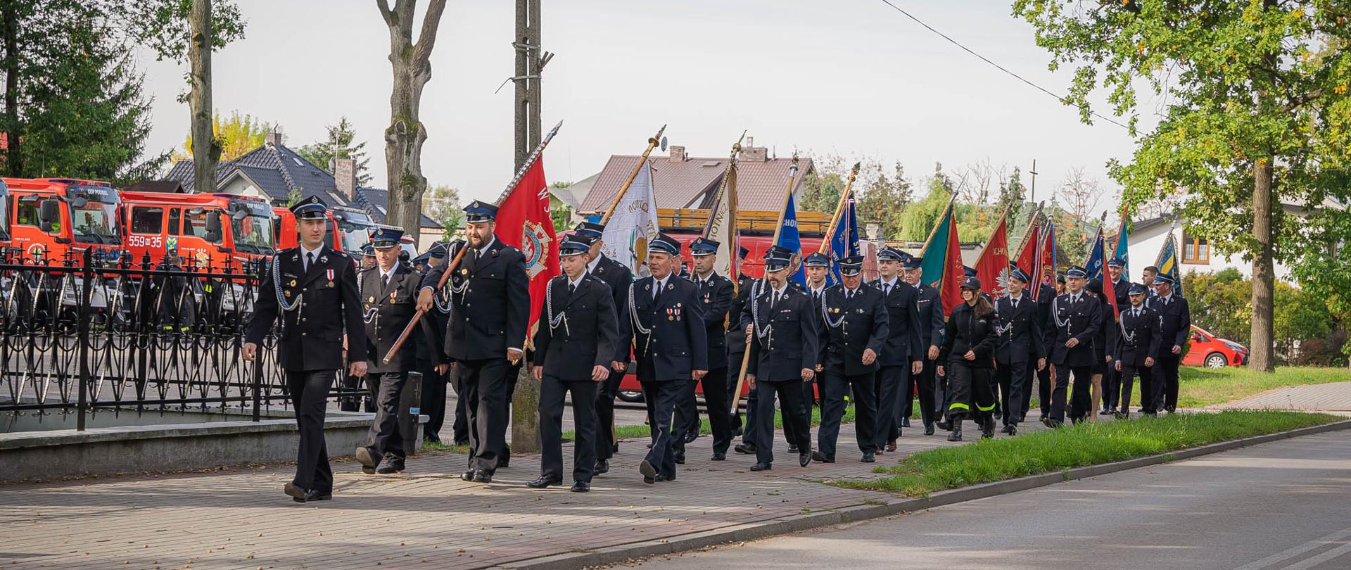 Na zdjęciu maszerujące w kierunku kościoła poczty sztandarowe z okazji obchodów 60-cio lecia OSP Celestynów