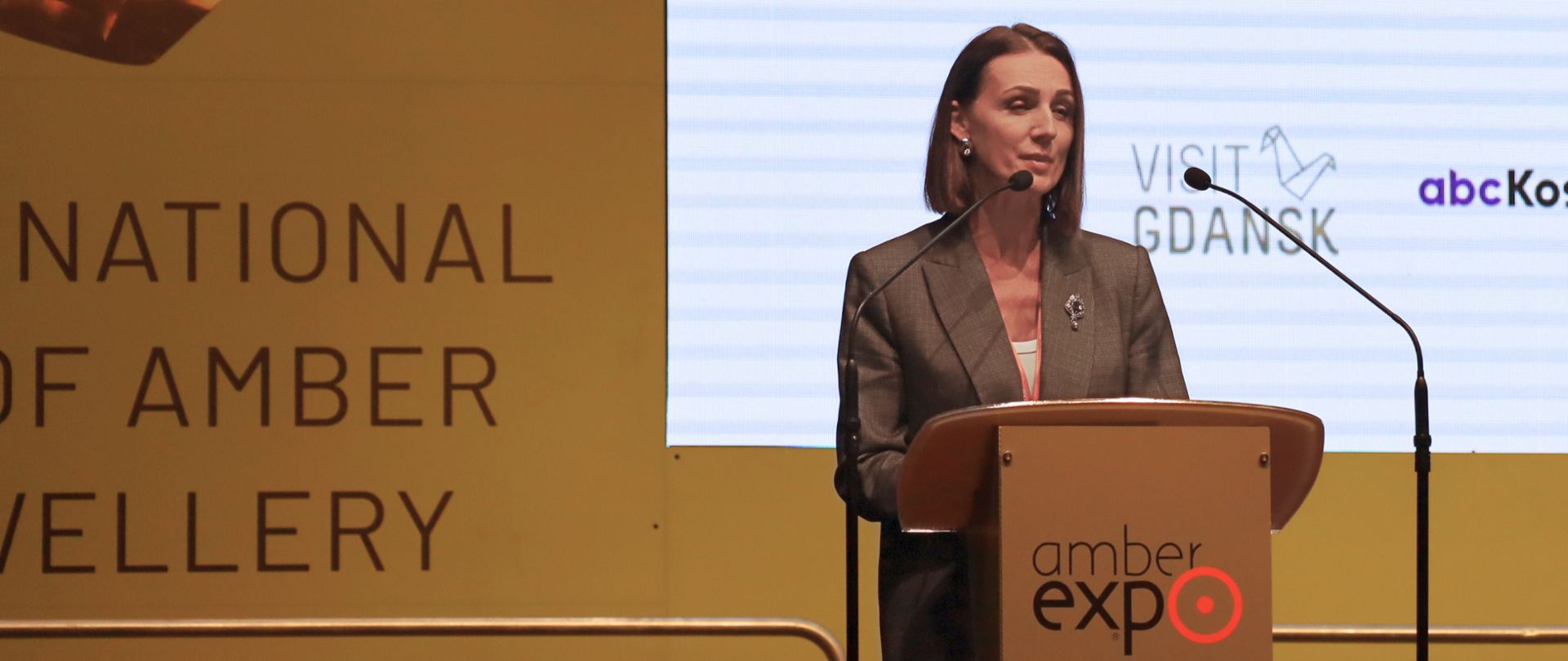 kobieta stoi za mównicą i przemawia