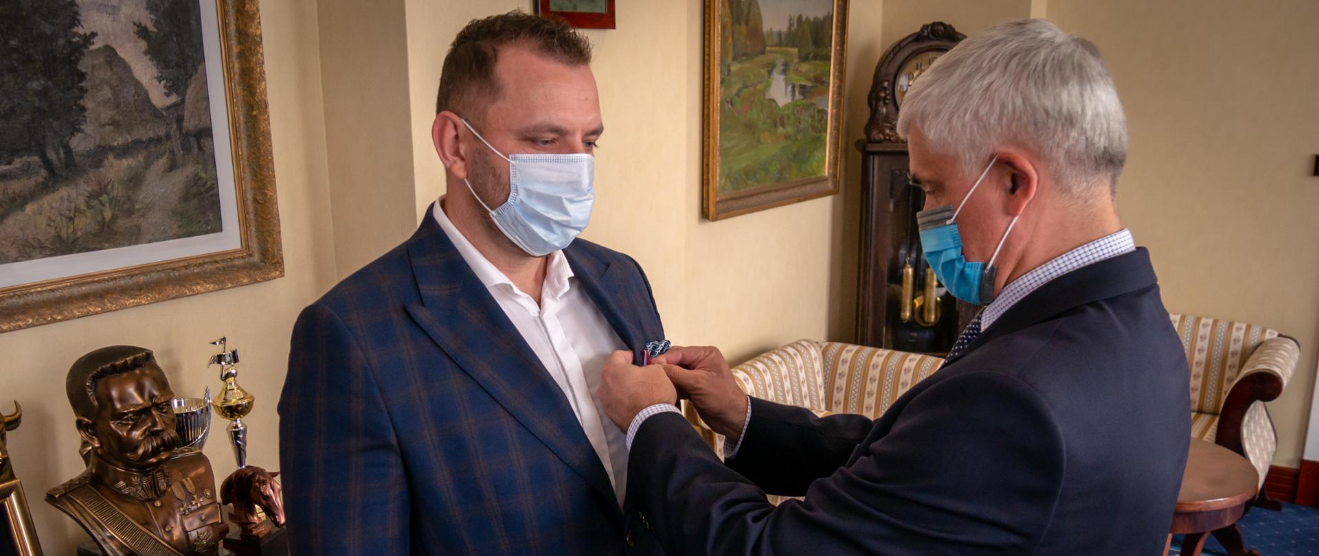 Wręczenie odznaczenia prof. Łukaszowi Szarpakowi