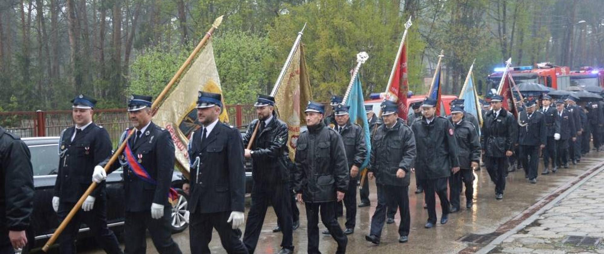 Pododdziały ze sztandarami podczas przemarszu.
