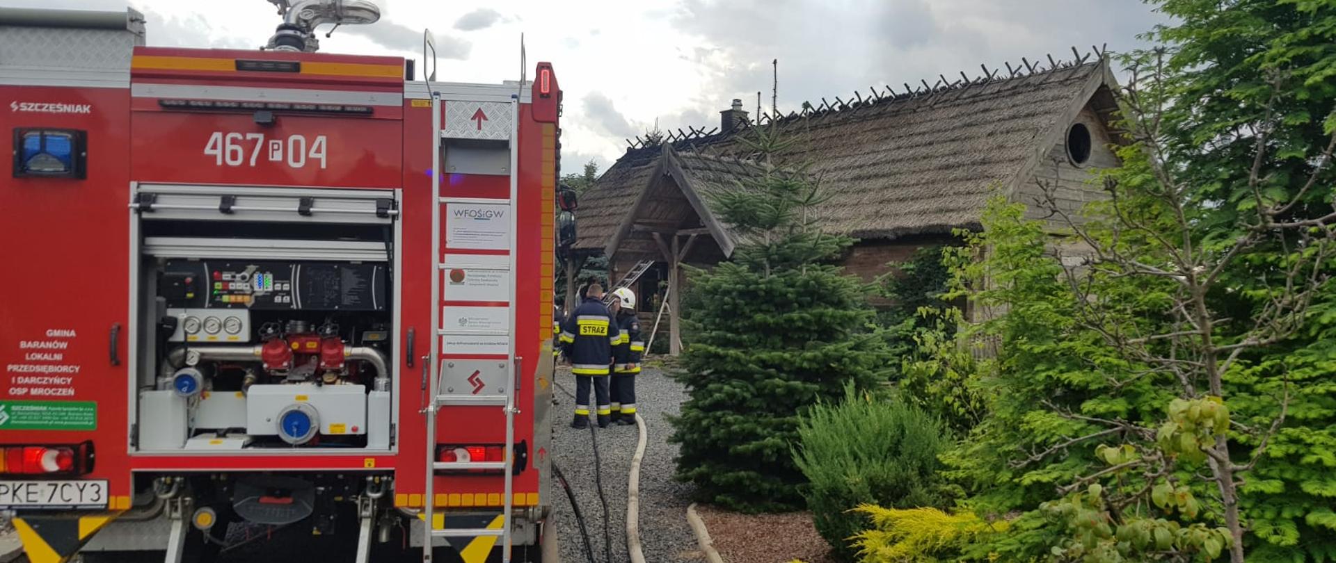 Widoczne miejsce zdarzenia dach kryty strzechą, fragment dachu zniszczony w wyniku pożaru.