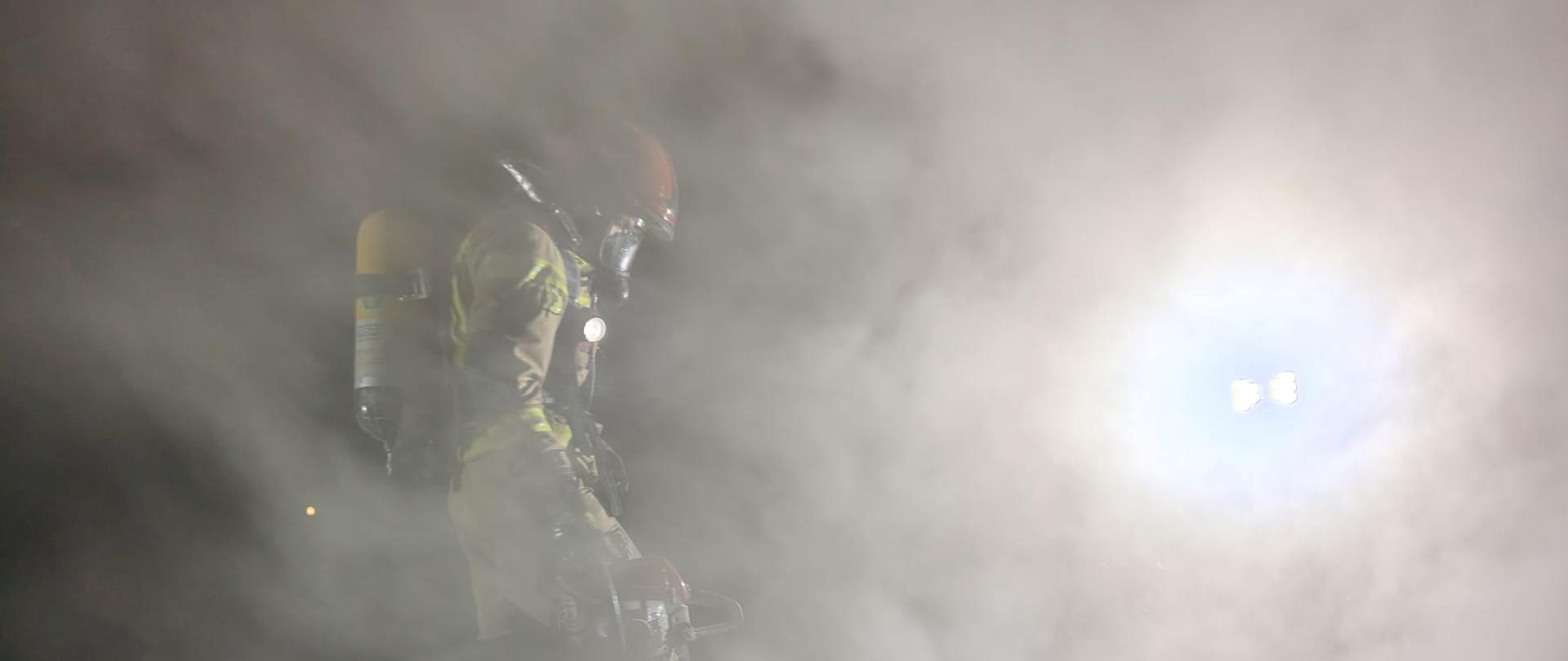 Strażak pracuje w zadymionym pomieszczeniu