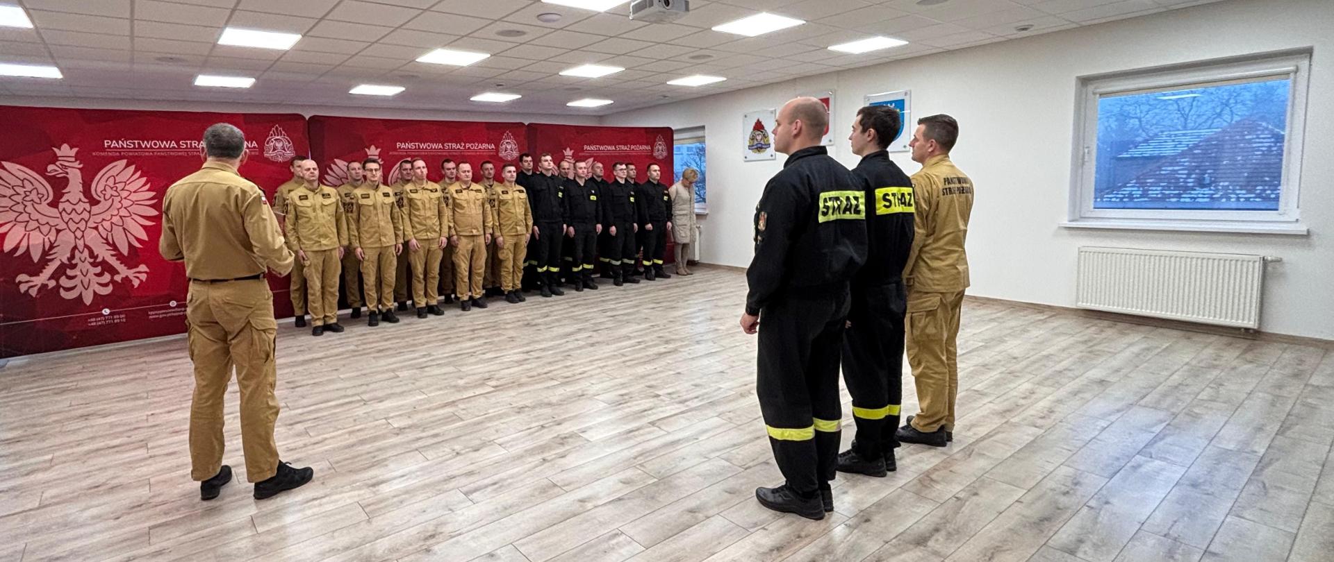 grupa strażaków stojących na zbiórce