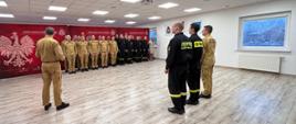 grupa strażaków stojących na zbiórce