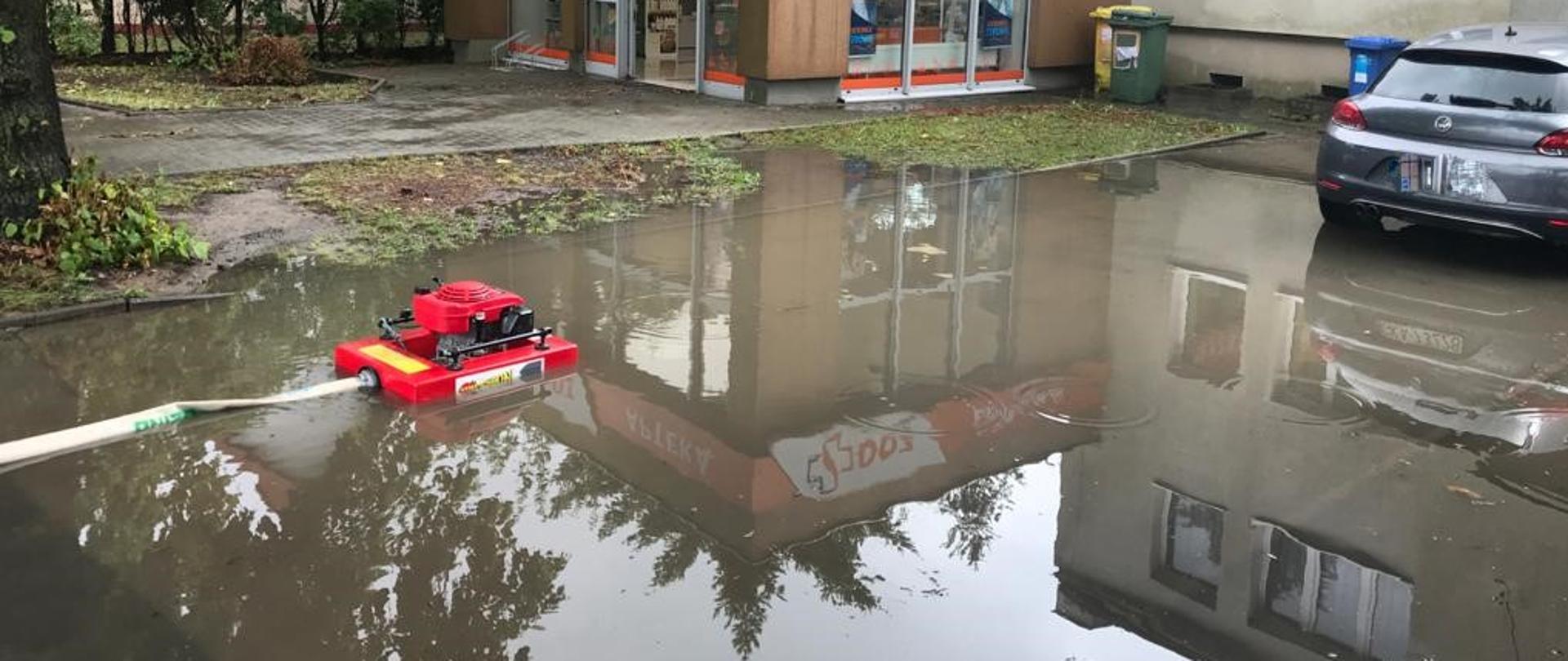 Pompowanie wody z zalanego placu