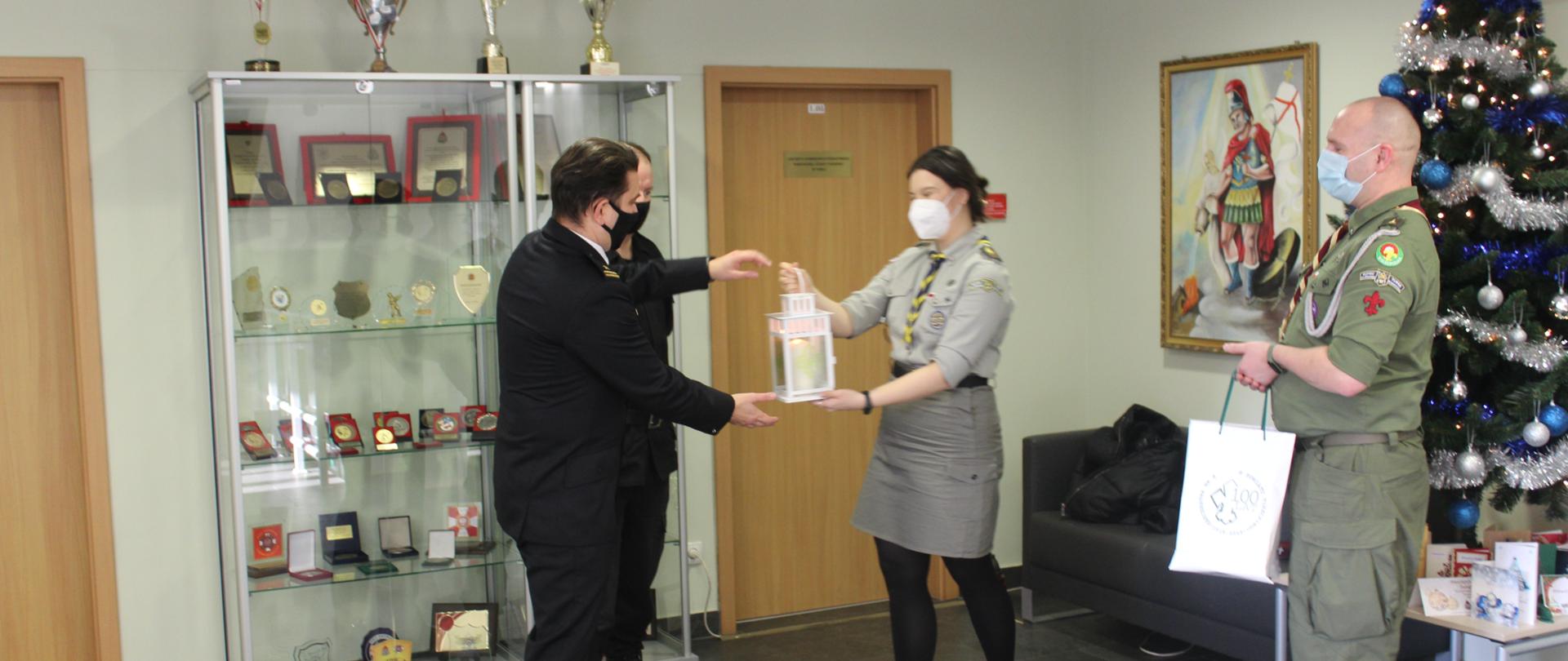 Przekazanie światełka