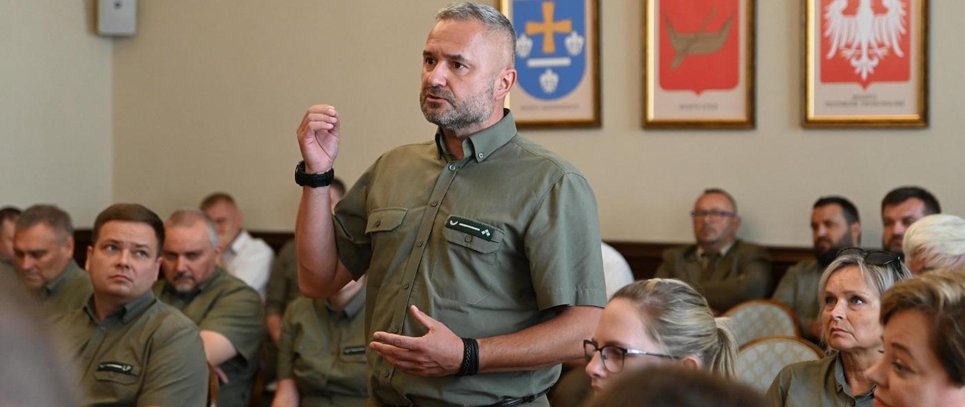 Pracownik Lasów Państwowych przedstawia wyzwania gospodarki leśnej 