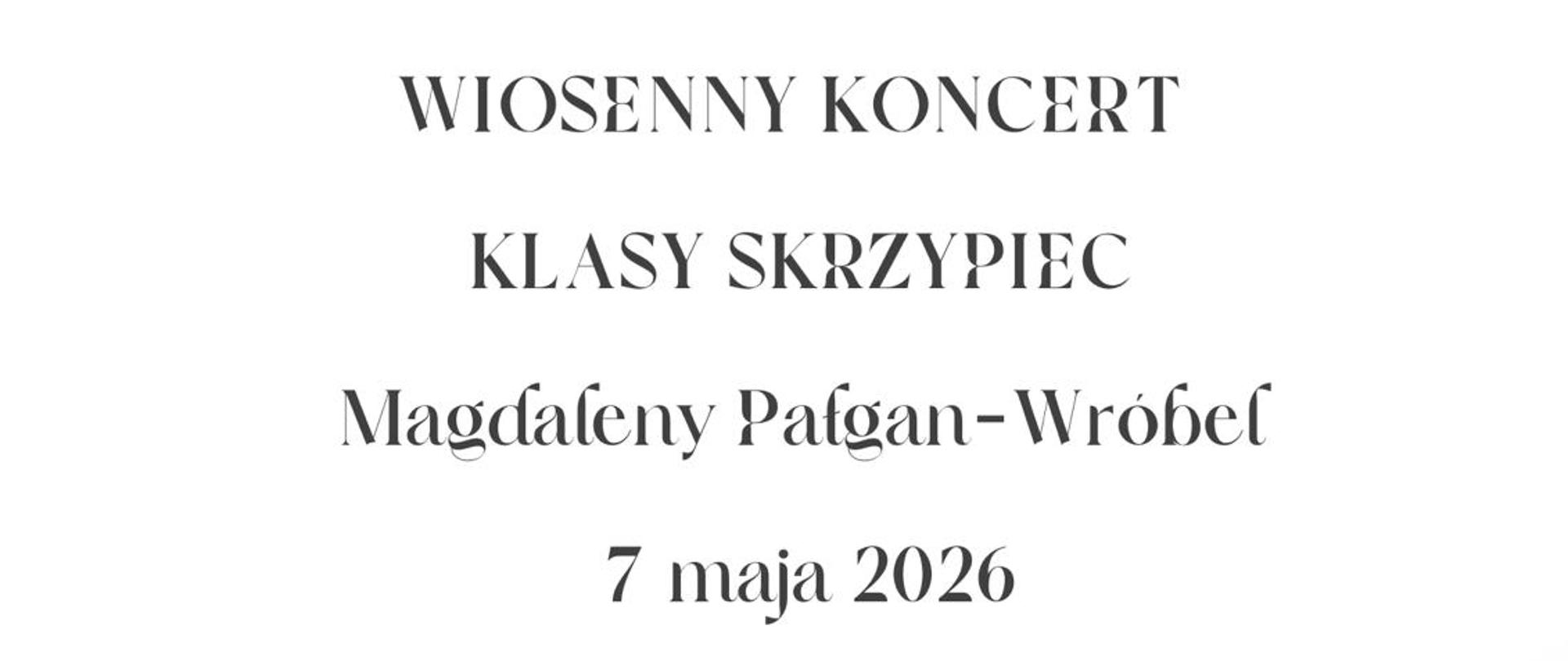 Plakat wiosennego koncertu klasy skrzypiec Magdaleny Pałgan-Wróbel. Na jasnym tle widnieje czarny, elegancki tekst z informacją: koncert odbędzie się 7 maja 2026 roku o godzinie 17:00 w sali koncertowej PSM I stopnia w Starachowicach. Dolna część plakatu przedstawia żółte wiosenne kwiaty (żonkile) na zielonej trawie, a nad nimi ilustrację skrzypiec spoczywających na nutach. Całość utrzymana jest w delikatnej, wiosennej kolorystyce.