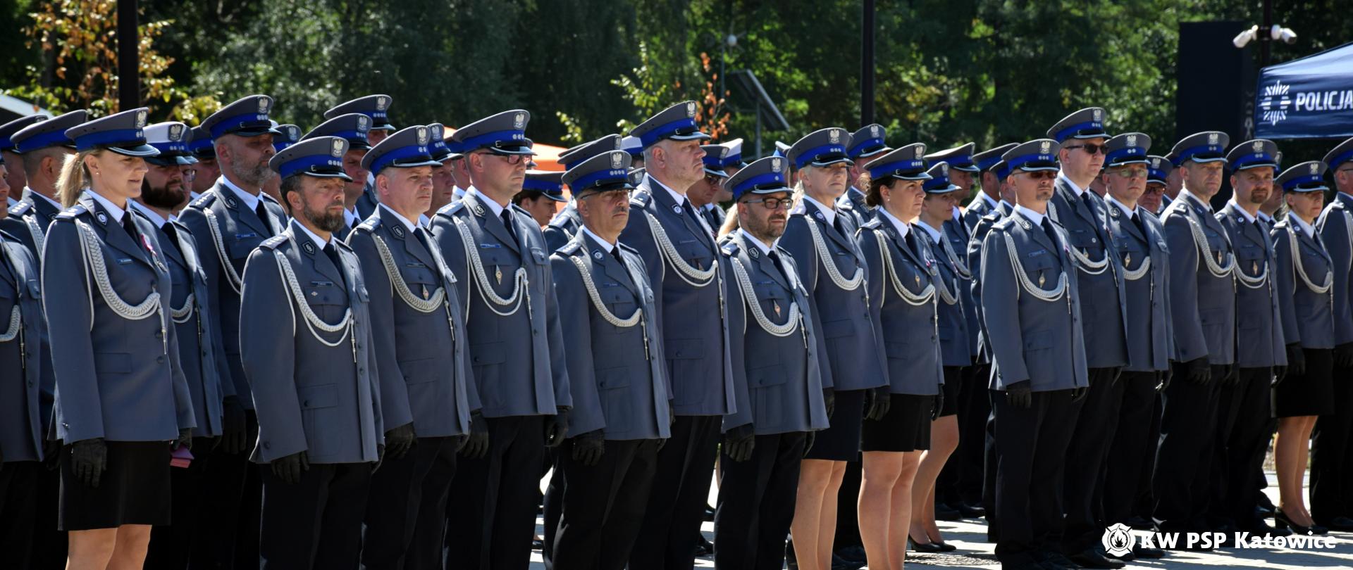 Na zdjęciu widoczni są ustawieni w szeregach policjanci w mundurach wyjściowych.