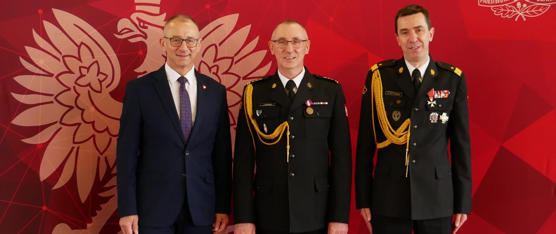 wspólne zdjęcie wojewody lubuskiego, lubuskiego komendanta wojewódzkiego PSP i komendanta głównego PSP 