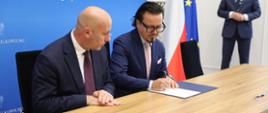Minister Wojciech Balczun i prezes zarządu PGZ S.A. Adam Leszkiewicz podpisują dokumenty. 