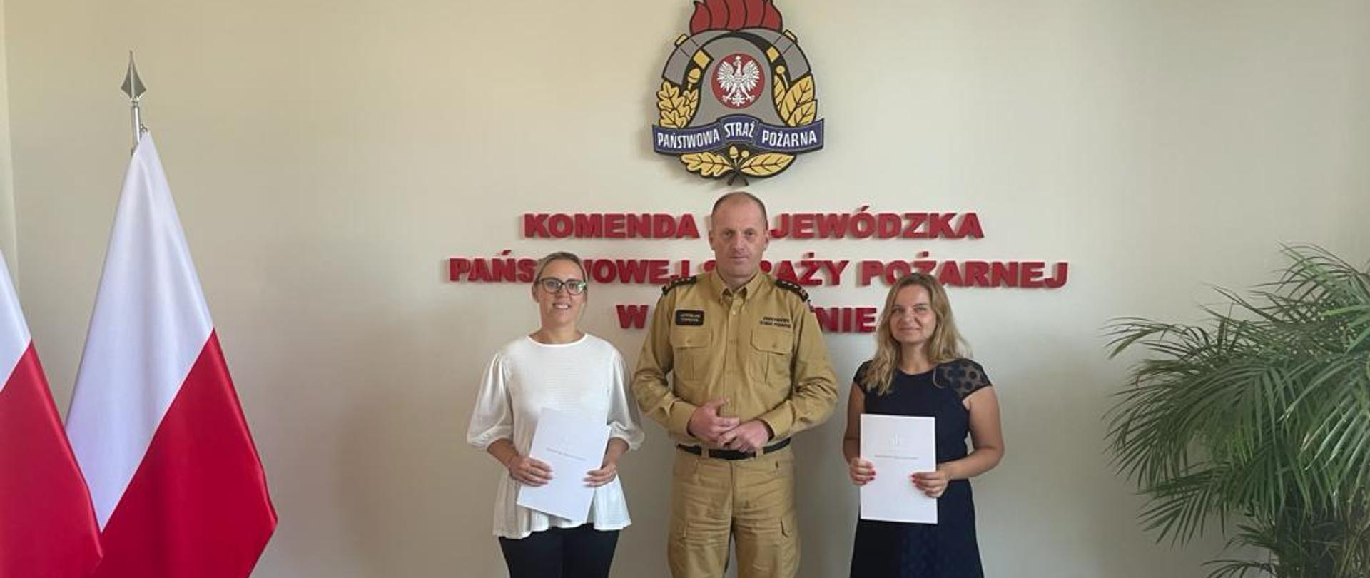 st. bryg. Jarosław Tomczyk wraz z awansowanymi urzędniczkami korpusu cywilnego. 