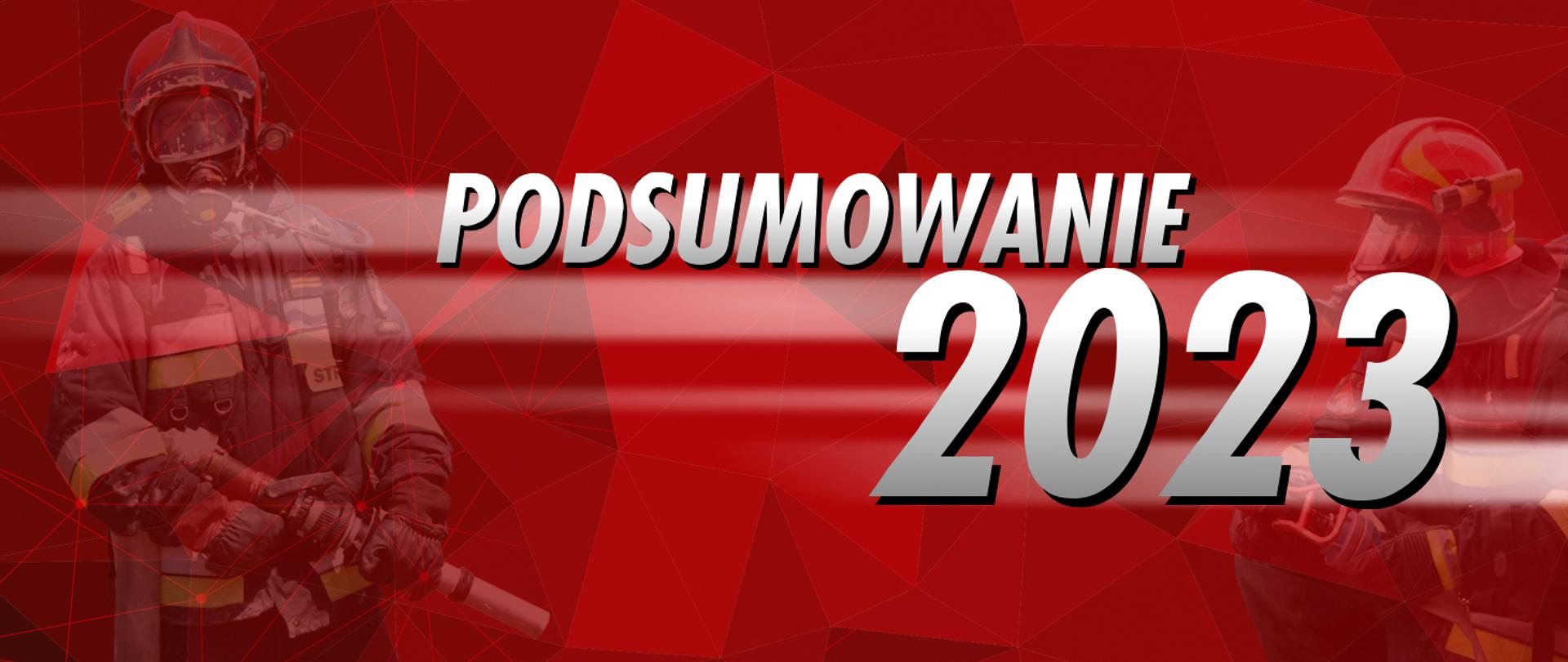 Infografika z napisem „podsumowanie 2023” W tle widać dwóch strażaków. Po lewej stronie grafiki strażak stoi, po prawej kuca. Obydwaj ubrani są w ubrania specjalne i aparaty ochrony dróg oddechowych. Strażacy w rękach trzymają prądownice.