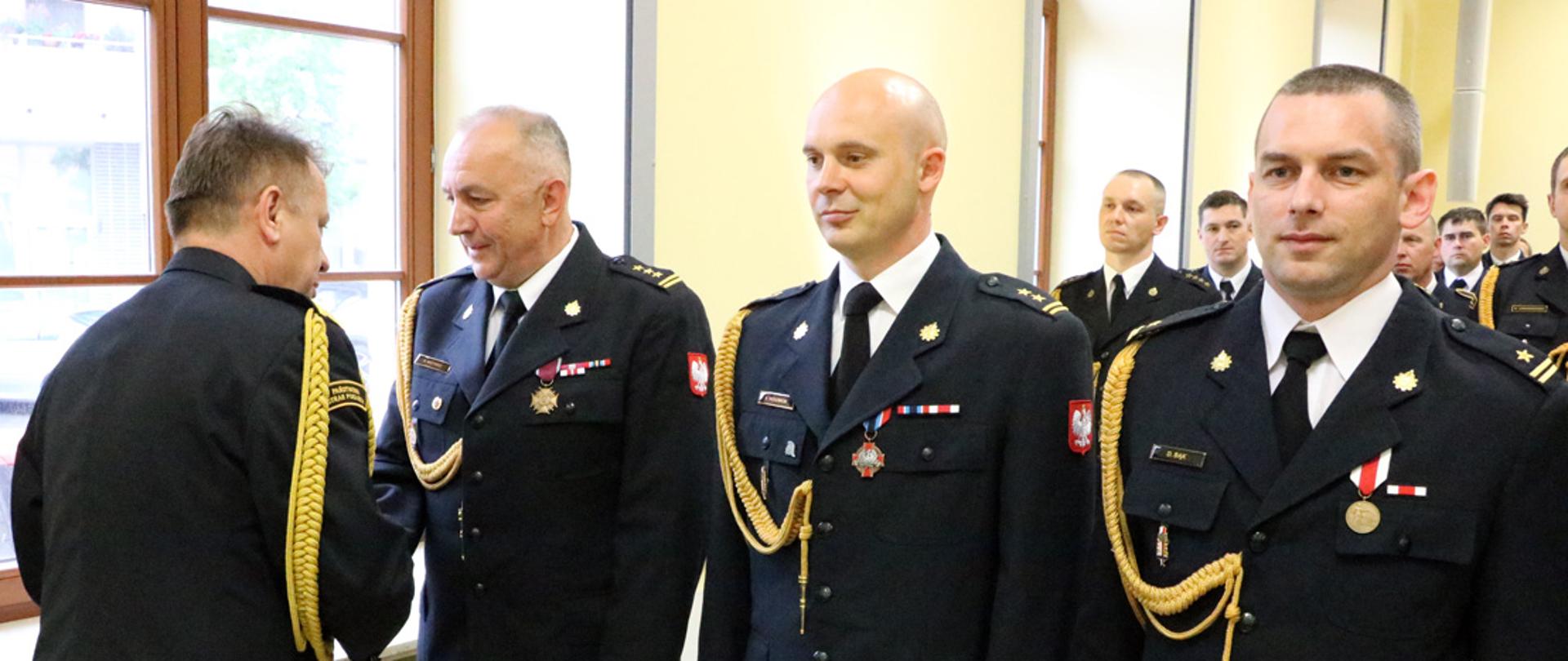 st. bryg. Roman Krzywiec przyjmujący akt mianowania na wyższy stopień służbowy.