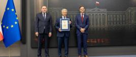 Trzech mężczyzn pozuje do zdjęcia